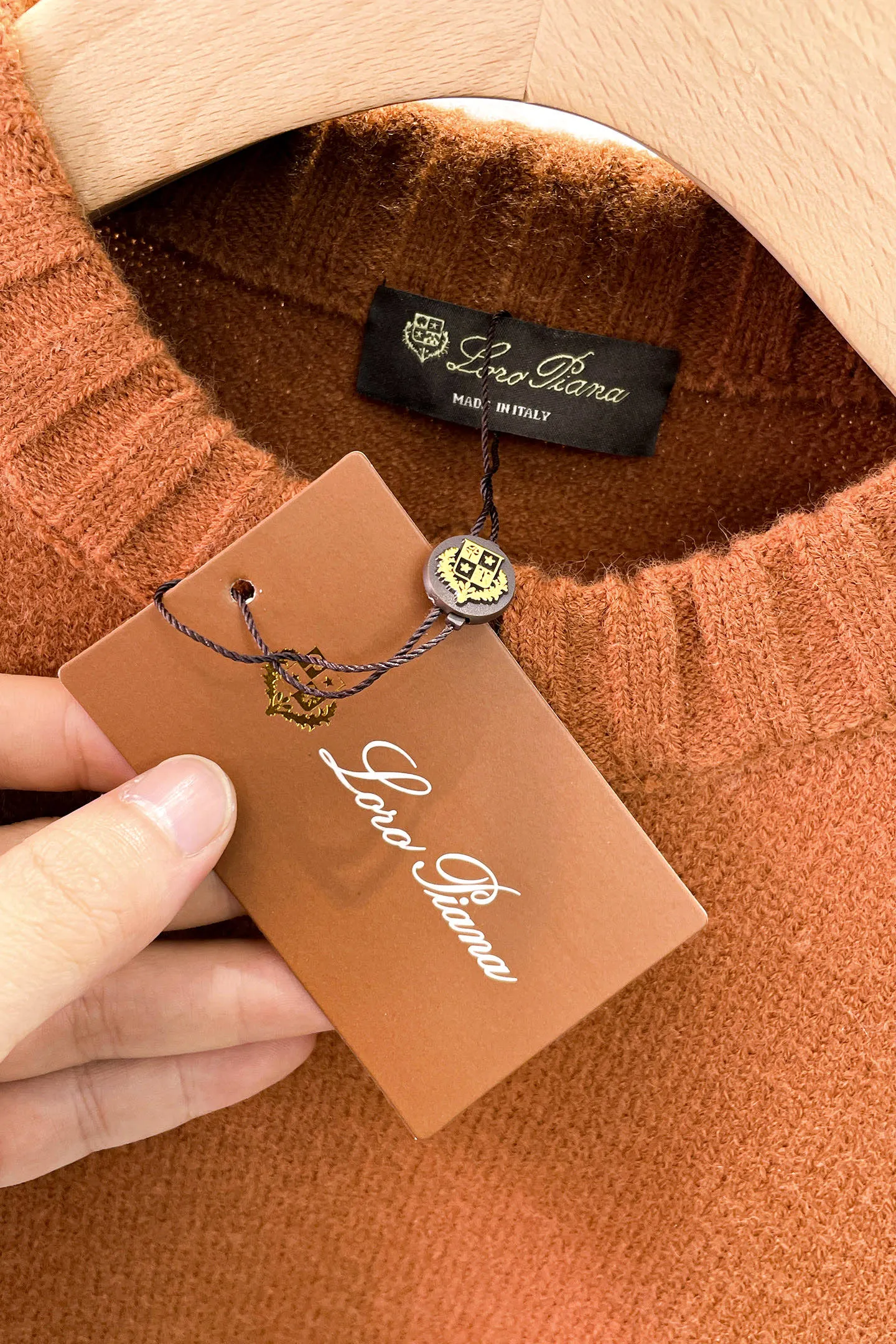 LP's new autumn and winter low-key luxury sweater, a trendy gentleman's round neck Premium sweater. Wool yarn blending. Only double-layer yarn can produce such a premium effect. It is a channel product of a trading company. It is a winter star-level item. It is easy to wear and practical. It is an all-purpose basic Versatile style. The texture is excellent. It is skin-friendly and comfortable without scratching. It is a high-end fashion base layer that is extremely comfortable whether worn alone or layered. It has an excellent texture for close-fitting wear. Demonstrate high-end and invincible fashion! Slim-fitting but not tight, with high elasticity on all sides, it is definitely a very comfortable upper body experience. It is a must-have item for winter wear! The wiring is neat and delicate, the details are exquisite, and the upper body effect is excellent. There is no age limit, and it is the best product on the Internet! Size: S M L